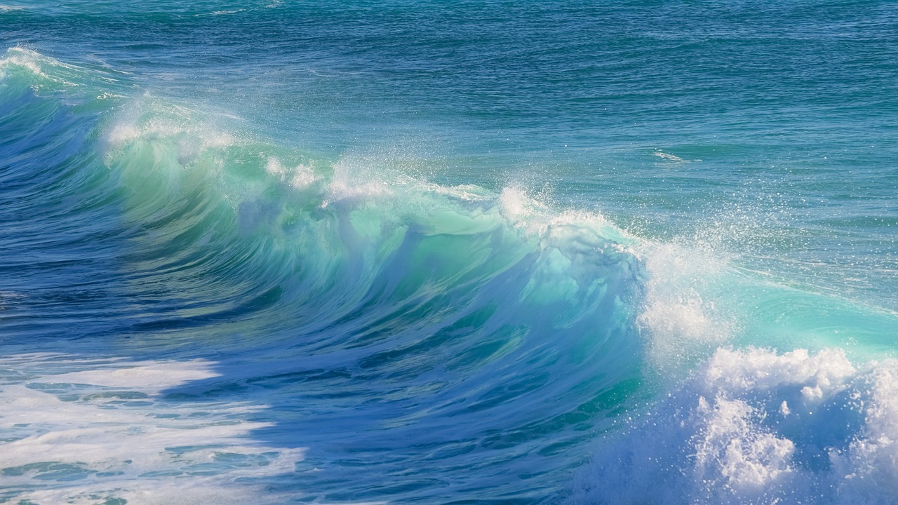 Mastering the Art of Ocean Waves: A Painting Tutorial